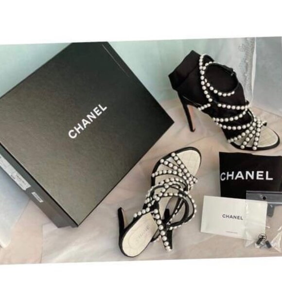 Chanel Sandals Black Crackled Lambskin Leather with pearls, Size US 8.5 - Picture 1 of 9